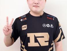 RAYBET- RNG不断突破！，浓眉哥连续十二场比赛得分超过爆冷赢得满堂喝彩