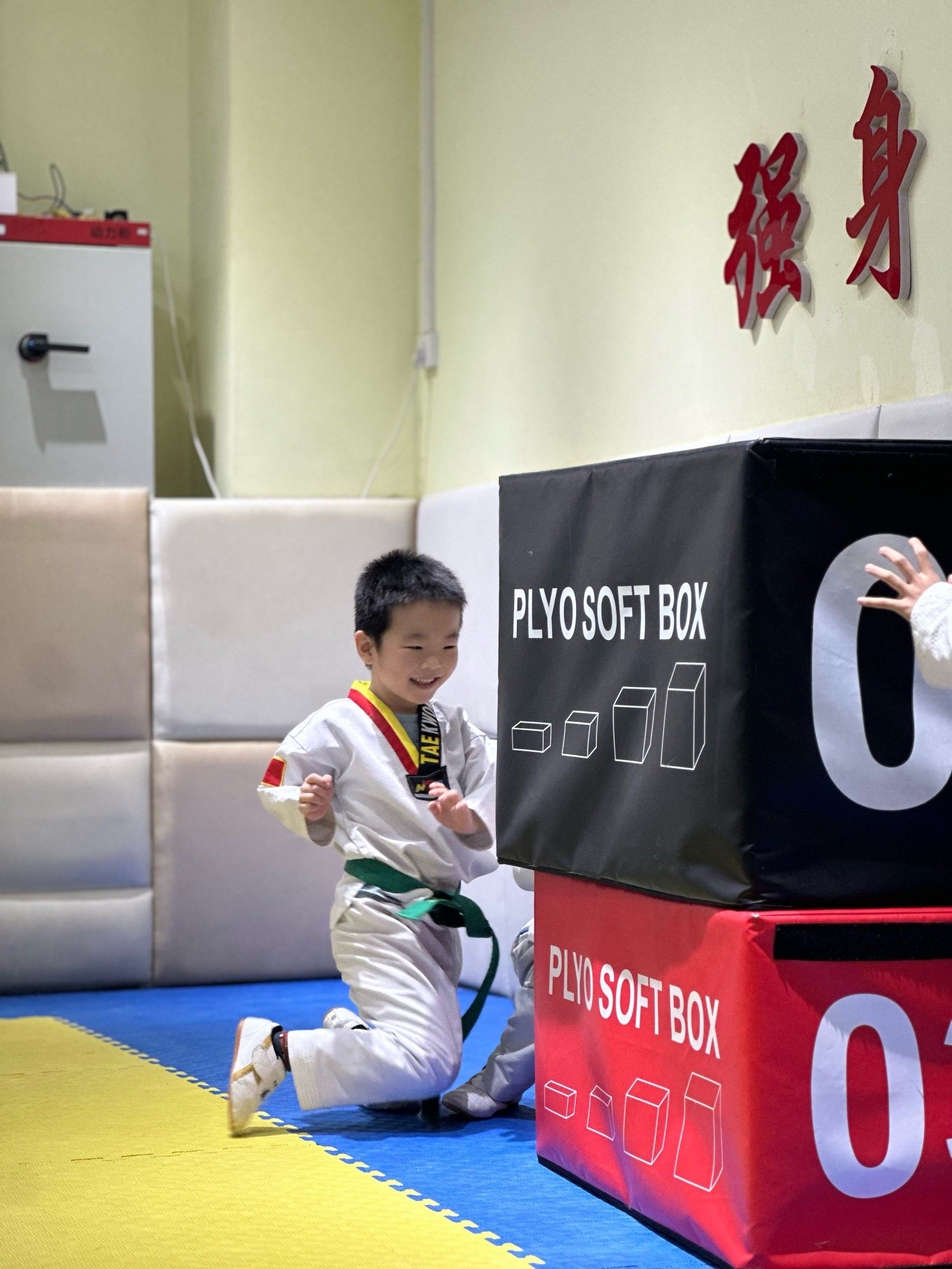 RAYBET-跆拳道邀请赛掀起高潮，瓯越巨龙队淘汰对手中原迅豹队，战至最后一刻——韧性与执行并存的简单介绍