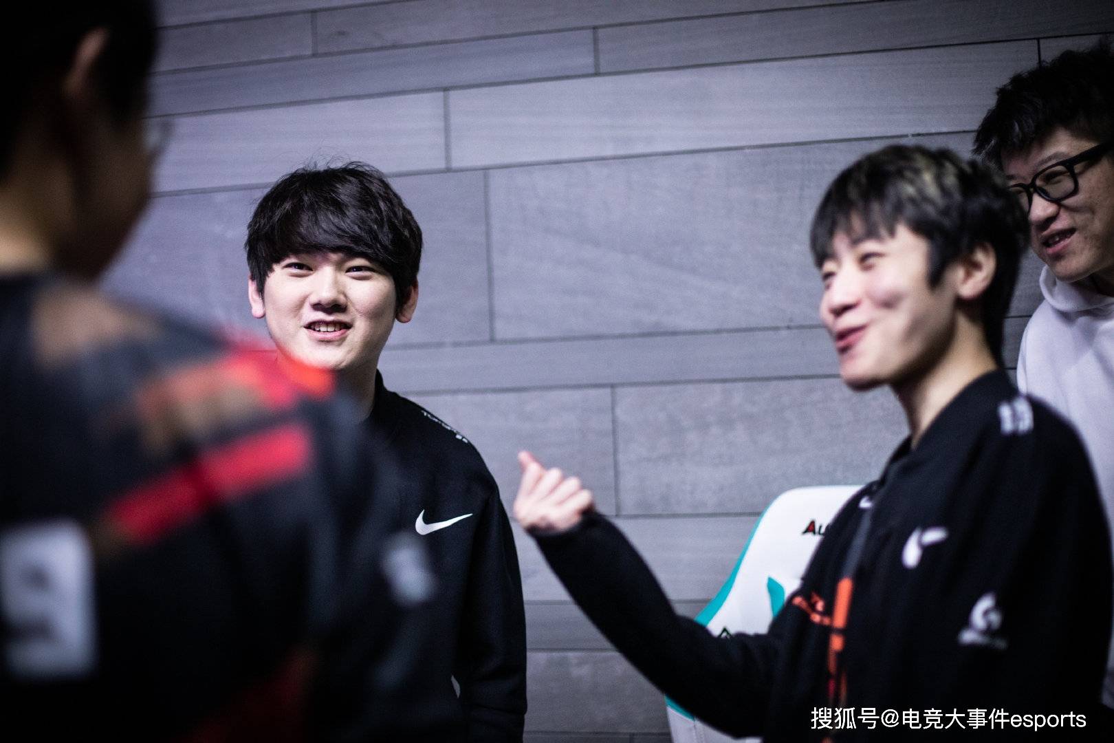 RAYBET- JackeyLove与40激战MAD分钟，晋级下一阶段胜负难料！，Karsa焦点对战气势如虹延续